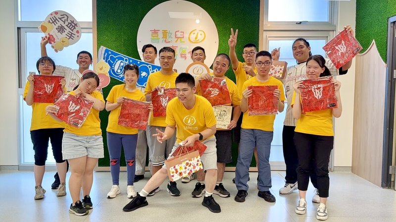 中華職棒味全龍隊近日由教練劉家豪(後左)帶領捕手群全浩瑋(後左2)、蔣少宏(後左3)、吉力吉撈.鞏冠(2排右)一同前往喜憨兒基金會做公益。(味全龍隊提供)中央社記者楊啟芳傳真 114年7月3日