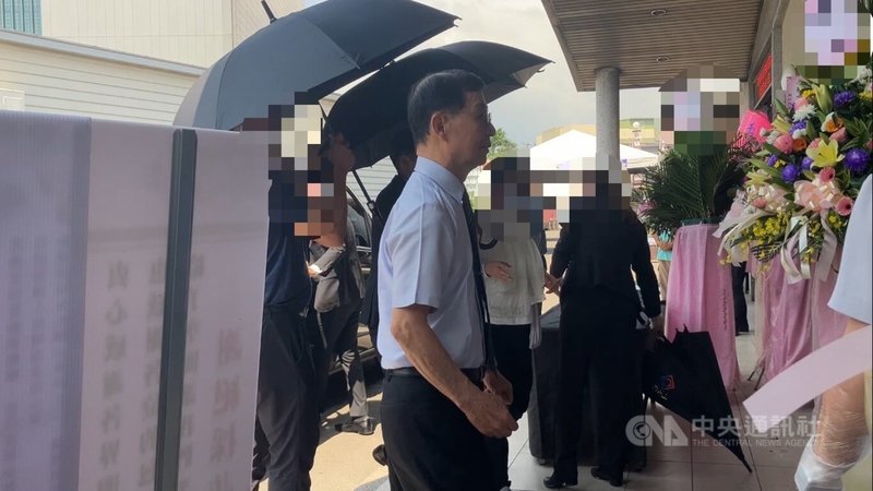 台北市前副市長彭振聲妻子1日在高雄住處墜樓身亡，遺體3日下午移靈至靈堂，彭振聲（中）前往高雄市立殯儀館。中央社記者張已亷攝  114年7月3日