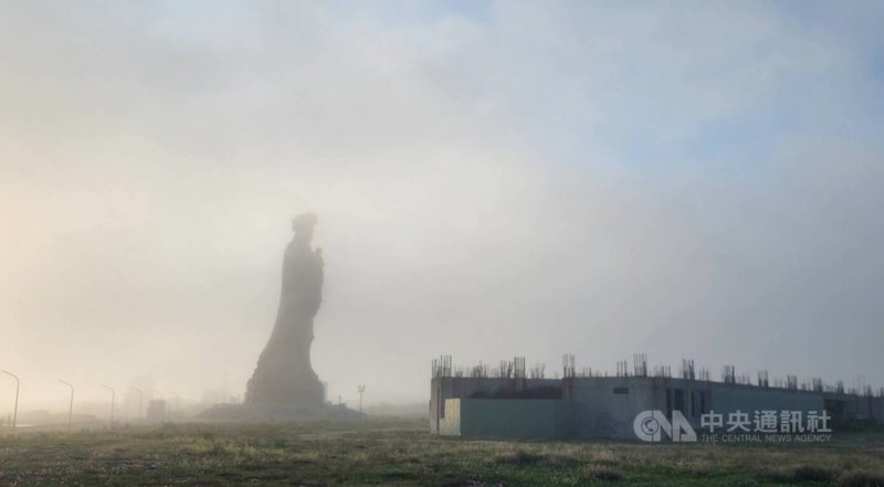 澎湖地區馬公靠濱海一帶陸地,3日清晨空氣中出現帶有黃褐色的霧茫茫霧氣,在近6時許,濃度最濃;澎湖氣象站表示,「輻射霧」生成,主要出現在濕氣較重夏天。中央社 114年7月3日