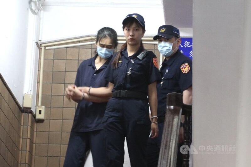 涉虐死1歲男童「剴剴」的保母劉彩萱、劉若琳(前左),另涉凌虐2名幼童遭訴,北院今天開庭,劉若琳均否認犯罪。(中央社檔案照片)