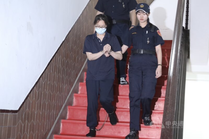 涉虐死1歲男童「剴剴」的保母劉彩萱（左）、劉若琳，另涉凌虐2名幼童遭訴，北院今天開庭。劉彩萱僅對綑綁幼童部分坦承犯罪，否認凌虐。（中央社檔案照片）