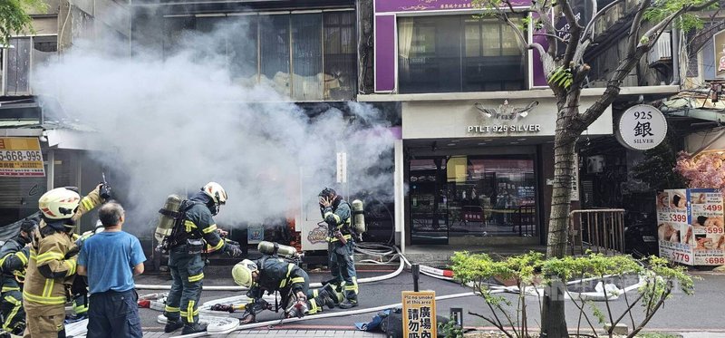 台北西門町商圈3日下午發生火警，起火點疑為路邊停放機車，鄰近的夾娃娃機店也遭波及，警消獲報馳援，成功救出受困住戶，所幸皆無大礙。（翻攝照片）中央社記者黃麗芸傳真  114年7月3日
