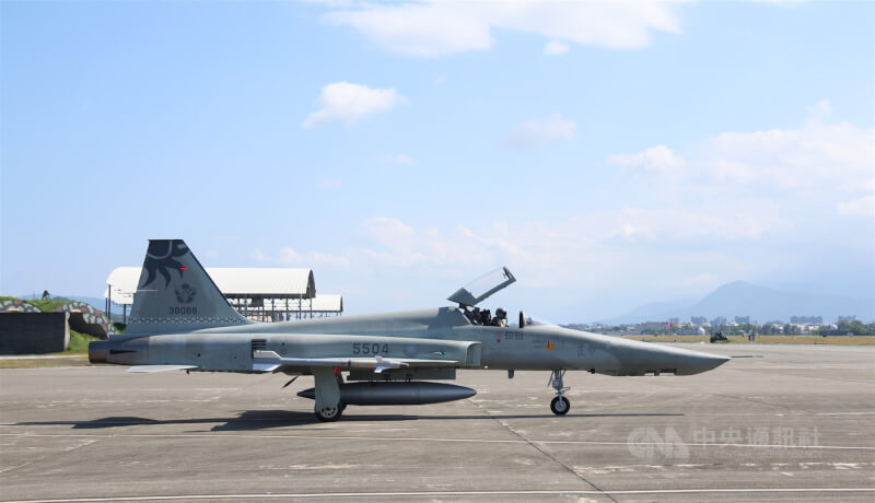 掛彈完成並執行各項檢查後,由飛行員執行RF-5E偵察機(圖)開車作業,將戰機滑出機庫。中央社記者張新偉攝 114年7月3日