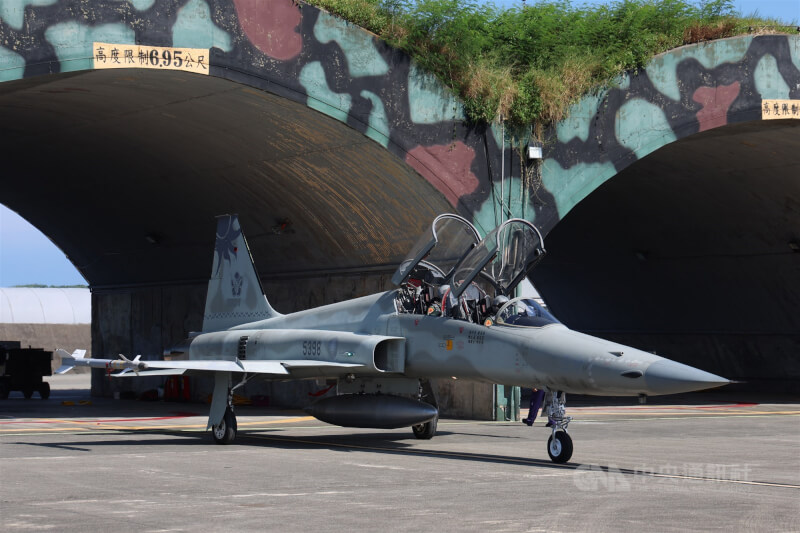 空軍F-5E/F戰機已在2023年底解除戰備任務,僅有數架F-5F戰機(圖)支援花蓮基地,4日過後,F-5F戰機與RF-5E偵察機都將告別台灣天空。中央社記者張新偉攝 114年7月3日