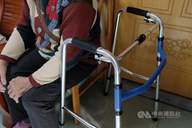 80歲以上聘外籍家庭看護工得免醫療機構評估,修法已通過。為避免衝擊重症家庭,勞動部3日說,未來重症家庭申請外籍看護,若申請國內承接外籍移工,將會是第一順位。(中央社檔案照片)