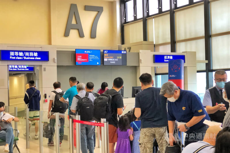 圖為旅客在登機門排隊準備搭機。(中央社檔案照片)