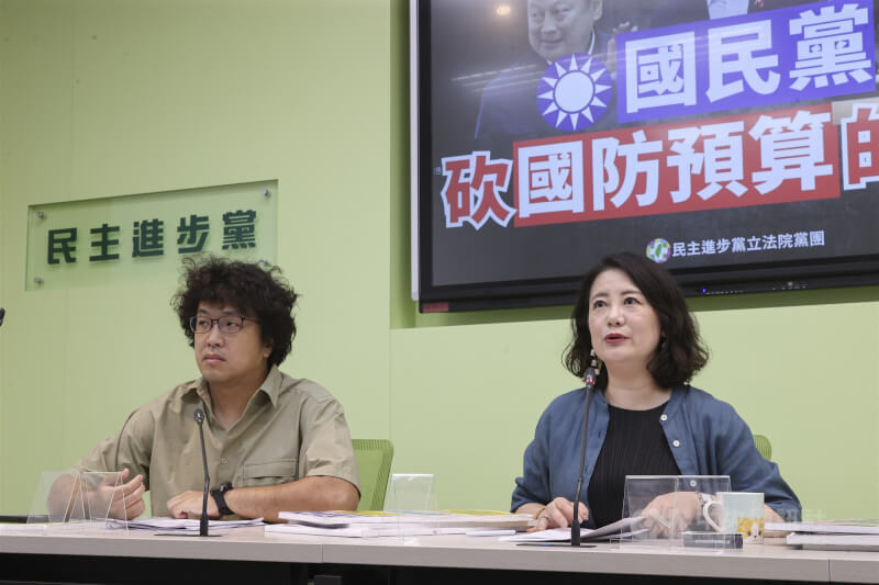 民進黨立法院黨團幹事長吳思瑤(右)、立委沈伯洋(左)3日主持記者會,批國民黨與民眾黨聯手凍刪國防預算。中央社記者鄭清元攝 114年7月3日
