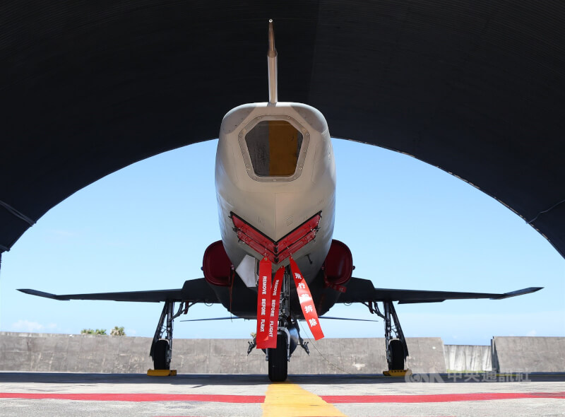 空軍4日將為RF-5E偵察機(圖)舉辦除役典禮,也象徵F-5E/F系列型機將告別台灣天空,3日特別邀請國內外媒體赴花蓮基地進行採訪。中央社記者張新偉攝 114年7月3日