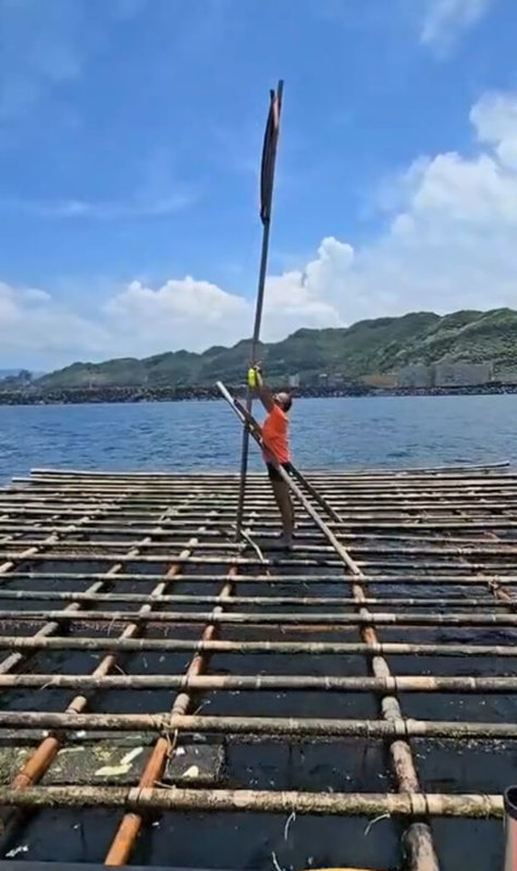 2025年至今已有10餘座西部海域蚵棚漂流到基隆海域,基隆市政府特與民間業者合作,在蚵棚上裝設定位器,讓漁船得以追蹤蚵棚動向,避免撞上造成漁船受損或人員傷亡。(讀者提供)中央社記者王朝鈺傳真 114年7月3日