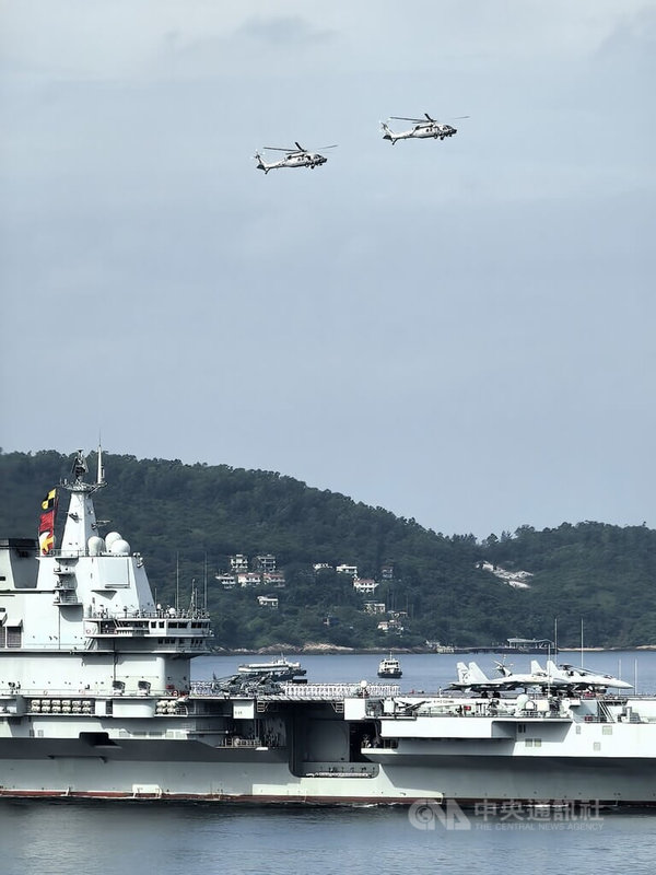 共軍航空母艦山東艦編隊3日訪問香港,預定停留5天,圖為山東艦當天早上進入香港水域。中央社記者張謙香港攝 114年7月3日