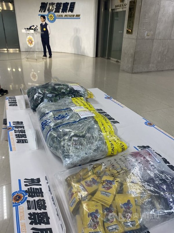 刑事局3日舉行破案記者會,宣布破獲以竹聯幫戰堂成員翁男為首的販毒集團,翁男承租新北市汐止區民宅公寓做為毒品倉庫,並以豪車品牌、潮牌logo做為毒咖啡包外包裝,警方循線逮人送辦。中央社記者黃麗芸攝 114年7月3日