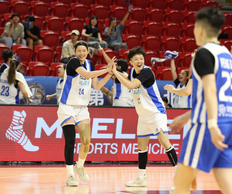 台灣世大運女籃培訓隊(白衣者)3日在2025雙北威廉瓊斯盃國際籃球邀請賽上演「姐妹鬩牆」,交手以亞洲盃國家隊為主體的台灣女籃,培訓隊一度領先達23分,終場成功以65比62拿勝。(籃協提供)中央社記者陳容琛傳真 114年7月3日