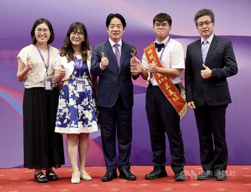 2025總統教育獎頒獎典禮4日下午在總統府隆重舉行,由總統賴清德(中)親自頒獎表揚各組得獎者,高中組得主翼友福(右2)盛裝登台受獎。中央社記者張皓安攝 114年7月4日