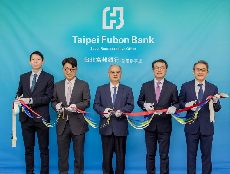 台北富邦銀行4日宣布,首爾辦事處正式開業,成為第2家在韓國設置服務據點的台資銀行。圖為北富銀副董事長韓蔚廷(中)、北富銀總經理郭倍廷(右2)親臨剪綵。(北富銀提供)中央社記者蘇思云傳真 114年7月4日