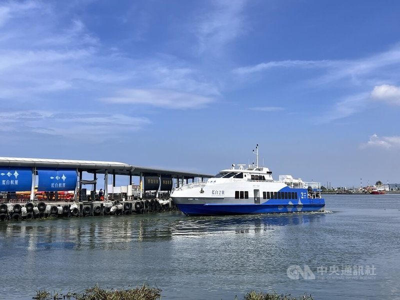 受低氣壓影響,往返屏東離島小琉球航運業者宣布5日航班正常、6日全天停駛、7日視海況再公告是否恢復航行。中央社記者李卉婷攝 114年7月4日