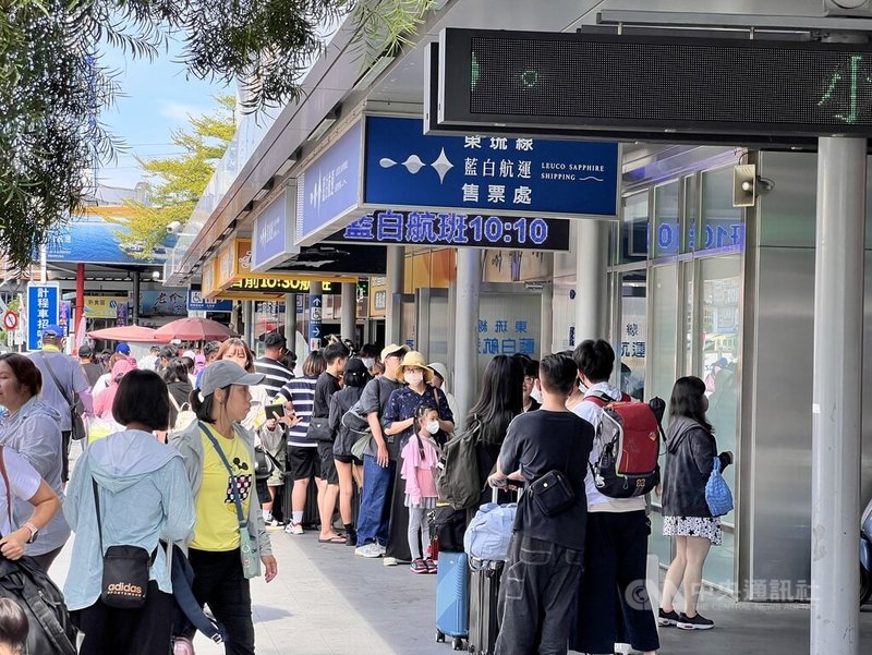 往返小琉球的航運業者宣布6日停航,4日上午東港碼頭出現人潮,多是2天1夜旅客,因此行程不受影響。中央社記者李卉婷攝 114年7月4日