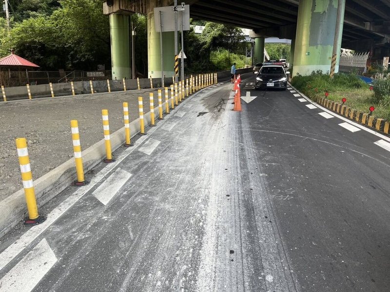 一輛曳引車3日傍晚行經苗栗三義台13線伯公坑段,途中滲漏泥沙導致機車騎士接連摔車,其中1名女騎士全身擦挫傷送醫。警方4日表示,經調閱路口監視器已掌握車輛,將通知駕駛到案說明。(警方提供)中央社記者管瑞平傳真 114年7月4日