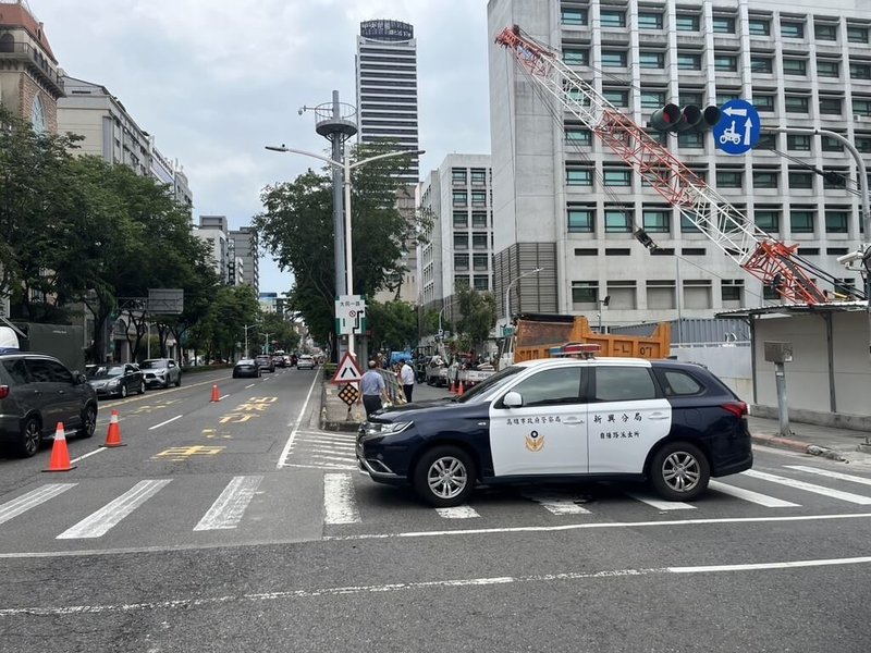 高雄市政府警察局新興分局4日中午獲報,指中華三路大同醫院出現約1公尺深坑洞,目前已派員在中華、民生路口協助交通指揮,疏導調撥車輛通行。(高市新興警分局提供)中央社記者洪學廣傳真 114年7月4日