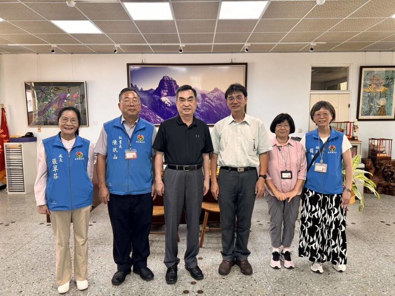 114年公務人員高普考登場,考試委員鄧家基(左3)擔任典試委員,4日赴苗栗考場慰問試場工作人員。縣府秘書長陳斌山(左2)也表達縣府期盼地方特考能比照高普考增設苗栗考區等訴求。(苗栗縣政府提供)中央社記者管瑞平傳真 114年7月4日