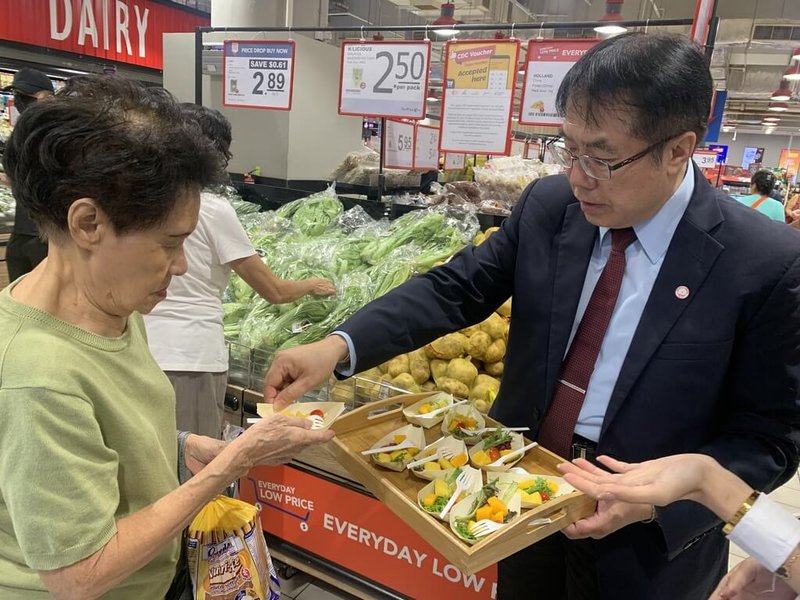 台南市長黃偉哲(右)4日訪視新加坡連鎖超市上架台南芒果情形,全力促銷。(台南市政府提供)中央社記者張榮祥台南傳真 114年7月4日