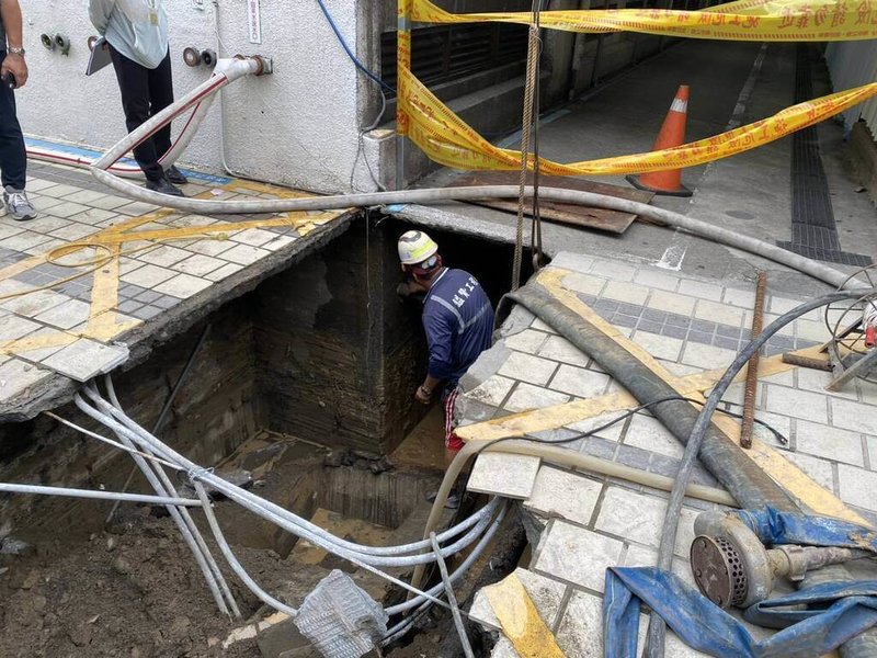 高雄市前金區大同醫院驚現大坑洞,工務局現場勘查,疑是因一旁建案工地連續壁施工造成地基流失導致。(台電高雄區營業處提供)中央社記者蔡孟妤傳真 114年7月4日