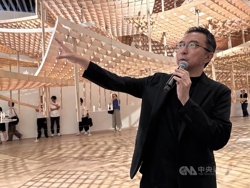 日本森美術館7月2日至11月9日舉辦知名建築師藤本壯介的首場大型個展,藤本壯介正在介紹預定於2031年竣工的「仙台市國際中心站北地區複合設施(暫定)」,這是一座同時可作為音樂廳及震災紀念設施的建築,1/15比例模型被懸掛在天花板上。中央社記者戴雅真東京攝 114年7月4日