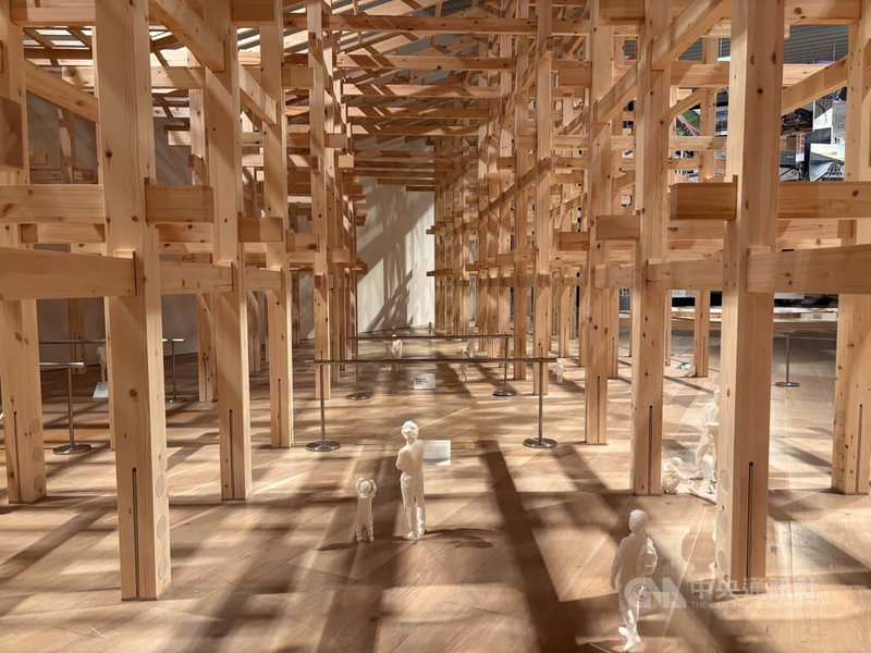 日本森美術館7月2日至11月9日舉辦知名建築師藤本壯介的首場大型個展,現場展出高度超過4公尺的大阪世博代表性建築「大屋頂環」1/5縮小版模型。中央社記者戴雅真東京攝 114年7月4日