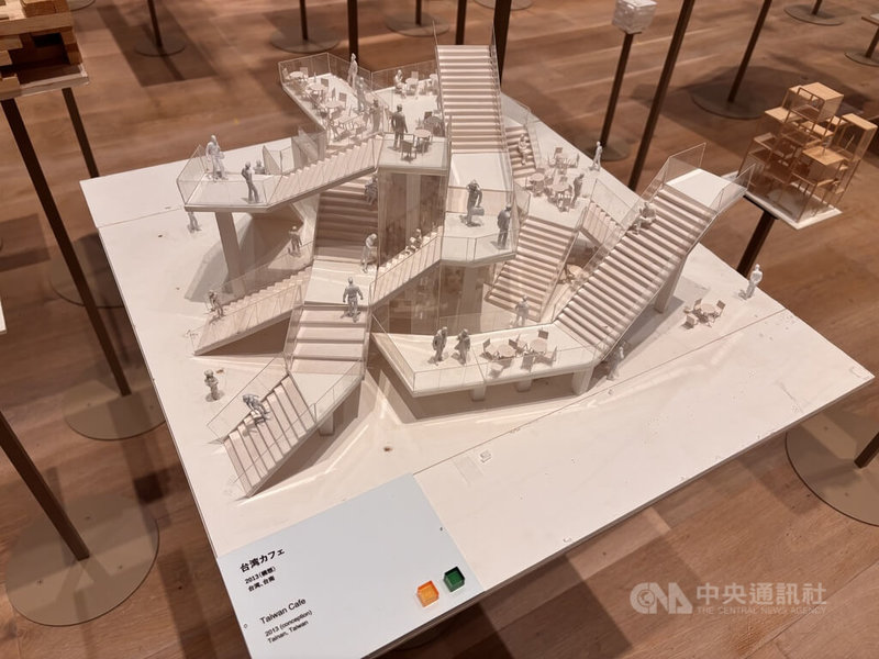 日本森美術館7月2日至11月9日舉辦知名建築師藤本壯介的首場大型個展,「思考之森」在超過300平方公尺的空間中,展出超過100個藤本壯介的建築專案模型,他在台灣的作品包括台南的「南埕衖事」。中央社記者戴雅真東京攝 114年7月4日
