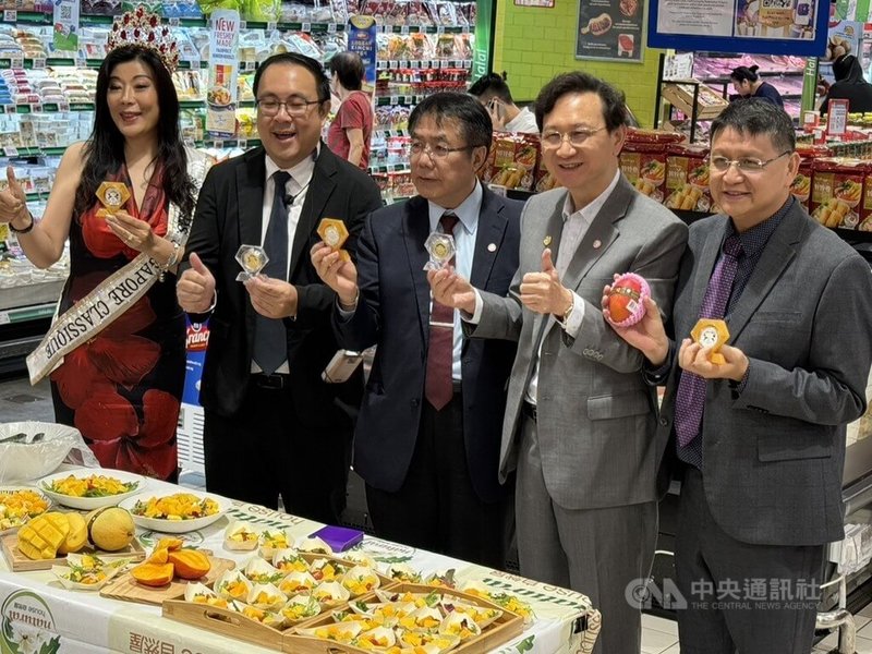 為推銷台南芒果,台南市長黃偉哲(左3)與駐新加坡代表童振源(右2)4日在新加坡出席推廣活動。中央社記者吳昇鴻新加坡攝 114年7月4日