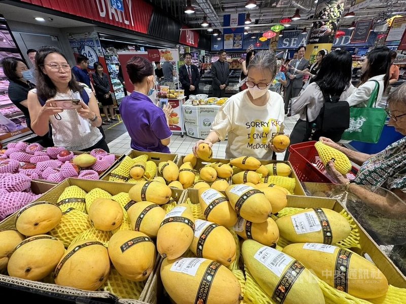 台南芒果新加坡推廣活動4日在新加坡連鎖超市登場,吸引眾多消費者搶購。中央社記者吳昇鴻新加坡攝 114年7月4日