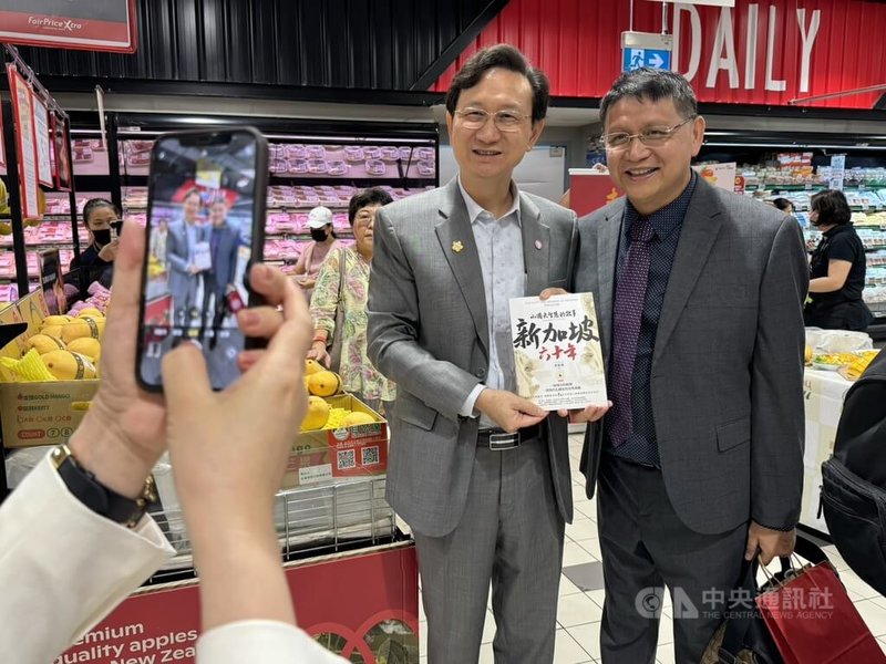 駐新加坡代表童振源(左)4日在新加坡出席台南芒果推廣活動,希望讓更多人知道台灣水果的美味。中央社記者吳昇鴻新加坡攝 114年7月4日
