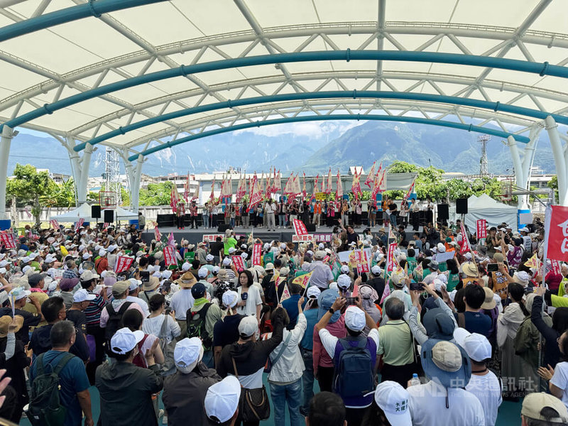 全台31個罷團「護國大遶境」活動4日上午在花蓮誓師出發,以順時針方向繞台一周,預計19日回到台北市青島東路。中央社記者張祈攝 114年7月4日