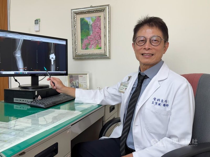 大甲李綜合醫院骨科醫師王芳英(圖)指出,82歲陳姓婦人左膝蓋因退化性關節炎、受損嚴重導致膝蓋變形,患者膝蓋手術後已經拉直。中央社記者趙麗妍攝 114年7月4日