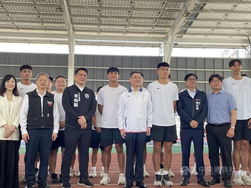 2025年夏季世界大學運動會將於7月16日在德國舉行,行政院長卓榮泰(前右5)及高雄市長陳其邁(前右3)等人4日前往國家運動訓練中心訪視代表隊。中央社記者蔡孟妤攝 114年7月4日