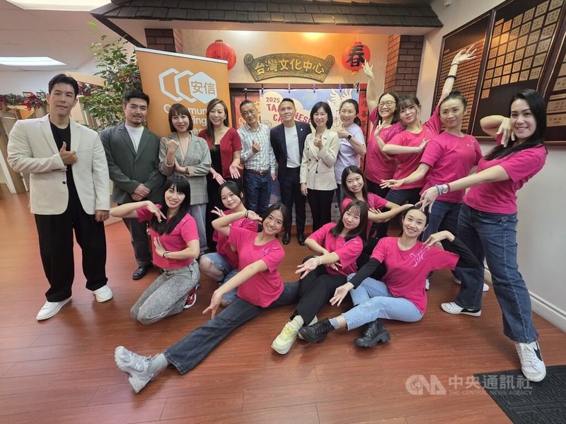 台加文化協會和僑委會今天舉辦歡迎會,為「三個人樂團」和「愛舞民族舞團」接風洗塵。加拿大台裔國會議員張瑋麟(Wade Chang,後排中穿黑色西裝外套)稱讚台灣年輕藝術家充滿了無限能量。中央社記者程愛芬溫哥華攝 114年7月4日