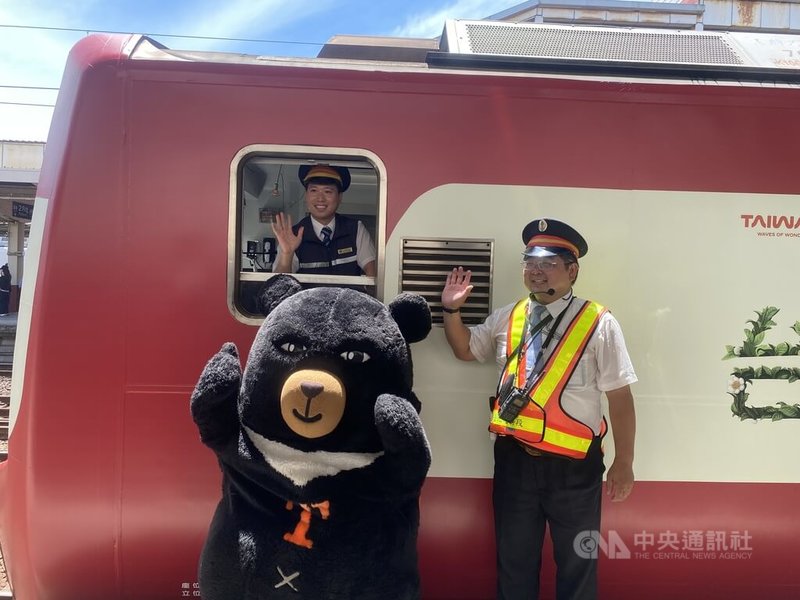 復刻日本觀光彩繪列車的「嗶嗶嗶嗶台灣號」4日在台鐵樹林車站首航,吉祥物喔熊與司機員、站務人員一起在列車前合影。中央社記者黃旭昇新北攝 114年7月4日