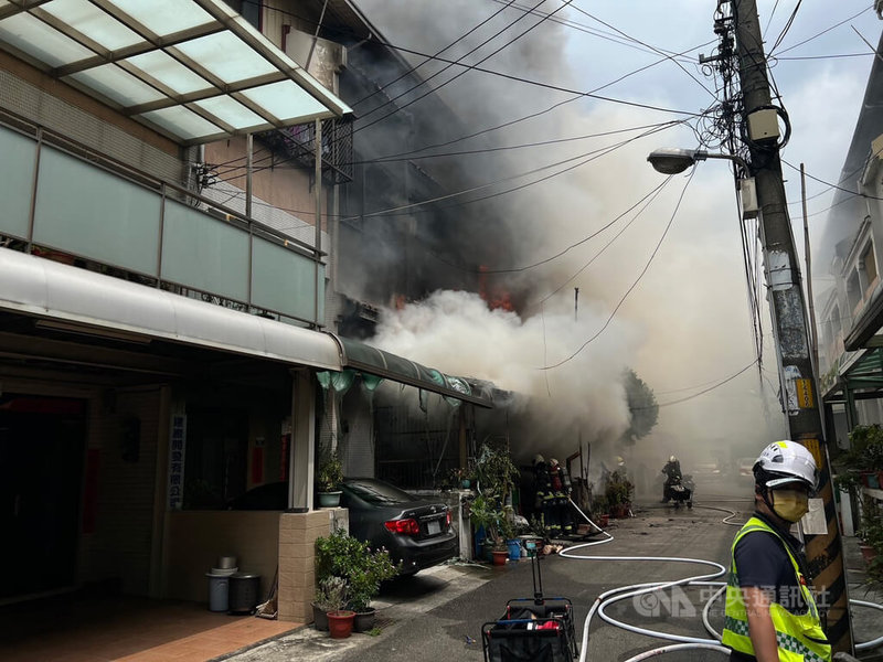 台中市烏日區1處透天民宅4日發生火警,警消到場時冒出火煙,經布署水線搶救,火勢已撲滅,1名70歲女性身體不適無外傷、意識清楚,送醫檢查。(翻攝照片)中央社記者蘇木春傳真 114年7月4日