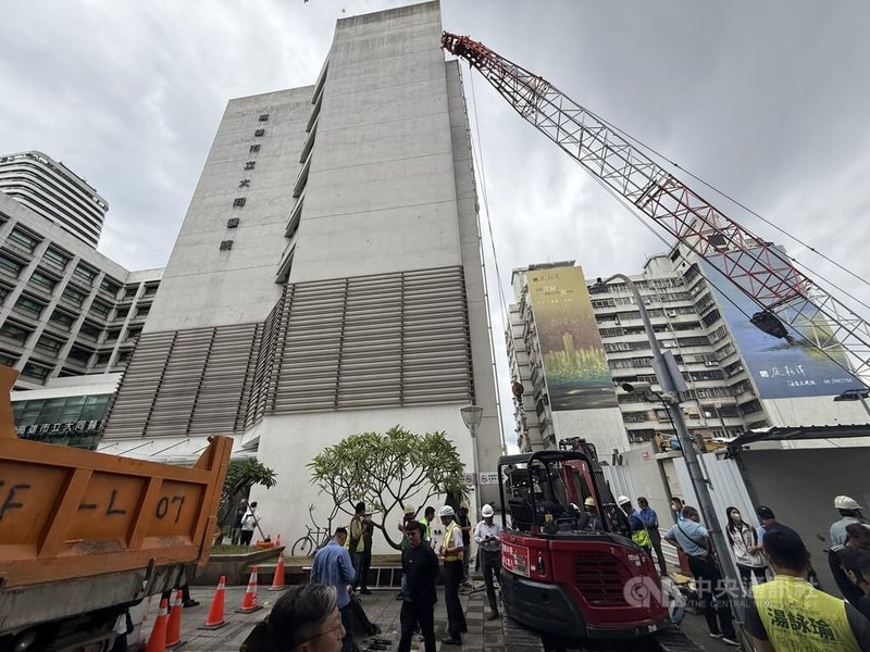 高雄前金區中華三路大同醫院外4日出現約1米深坑洞,疑似因連續壁施工引起地基流失,造成大同醫院內台電既設管線沉陷出現坑洞,並引起停電事故,所幸無人傷亡,將依建築法開罰承造人9萬元並勒令停工。中央社記者董俊志攝 114年7月4日