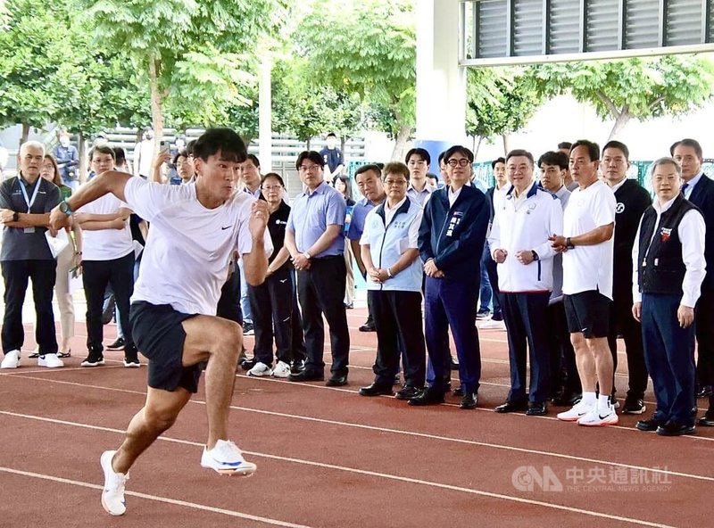 行政院長卓榮泰(前右3)4日在高雄市長陳其邁(前右4)陪同下,前往高雄國家運動訓練中心視察備戰2025世大運田徑隊訓練情形。中央社記者董俊志攝 114年7月4日