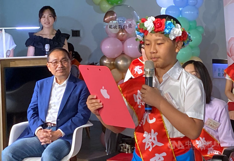 新北市板橋區重慶國小學生王諄(前右)獲選2025總統教育獎,市長侯友宜(前左)日前接見,王諄頭戴花環、身穿族服,以卑南語朗讀對師長、家人的感恩。中央社記者黃旭昇新北市攝 114年7月4日