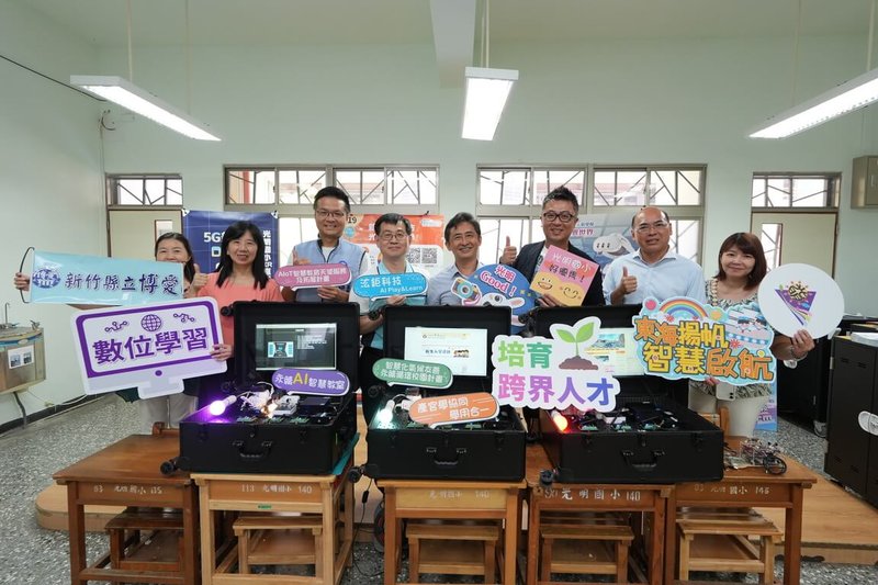 國民黨新竹縣議員吳旭智(左3)4日表示,推動科技教育與環境永續,攜手汯鉅科技公司捐AI智慧展示箱,內容結合感測器、智慧燈泡等,能讓學生學習AI智慧應用、節能等,培養科技素養。(吳旭智提供)中央社記者郭宣彣傳真 114年7月4日