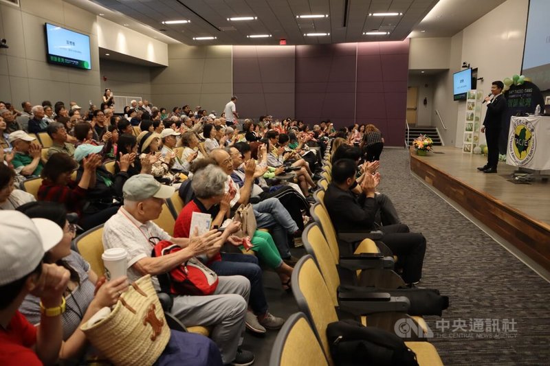 美東夏令會費城登場,3日的活動邀請社民黨台北市議員苗博雅演說,現場幾乎座無虛席,吸引老中青3代台僑參與。中央社記者鍾佑貞費城攝 114年7月4日