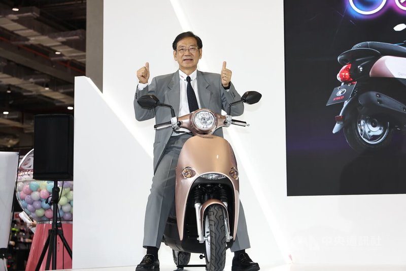 2025國際重型機車展4日在台北南港展覽館2館揭開序幕,光陽董事長柯俊斌(圖)出席宣布新車款,並騎上自家新車供媒體拍照。中央社記者翁睿坤攝 114年7月4日
