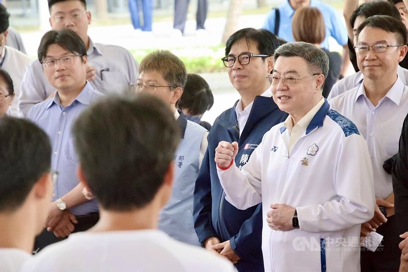2025夏季世界大學運動會7月16日在德國開幕,行政院長卓榮泰(前右)4日前往高雄國家運動訓練中心訪視台灣代表隊訓練與後勤整備,並替選手加油打氣。中央社記者董俊志攝 114年7月4日