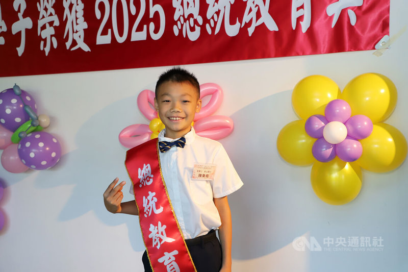 新北市金山國小學生陳秉希(圖)雖先天聽損,仍樂觀開朗投入舞蹈、田徑及朗讀,並立志成為奧運選手,獲選2025總統教育獎,日前在新北市政府接受表揚。中央社記者黃旭昇新北市攝 114年7月4日