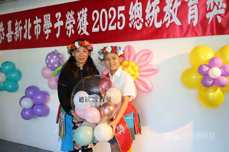 新北市板橋區重慶國小學生王諄(右)在母親(左)的身教下,推廣原住民文化,學習卑南族語,並熱心公益,獲選2025總統教育獎,日前接受市府頒發獎狀與獎助學金鼓勵。中央社記者黃旭昇新北市攝 114年7月4日