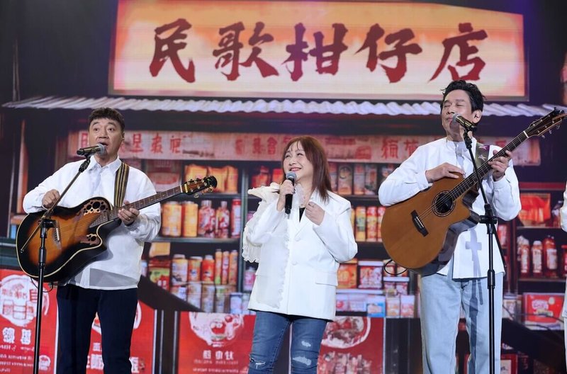 「民歌50高峰會」演唱會年底將在台中、台北、高雄舉辦加場,有全新舞台設計跟歌單編排。中為民歌天后鄭怡。(寬宏藝術提供)中央社記者王心妤傳真 114年7月4日