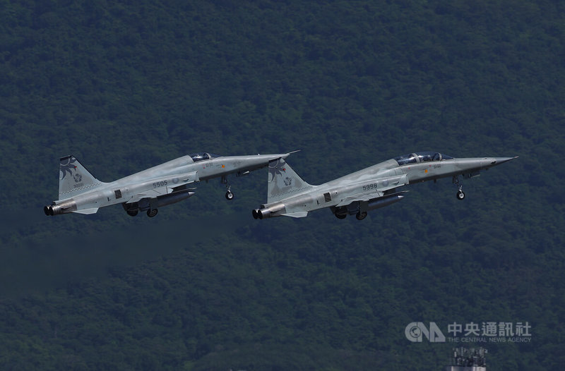 RF-5E(左)、F-5F(右)從花蓮基地飛起。中央社記者張新偉攝 114年7月4日