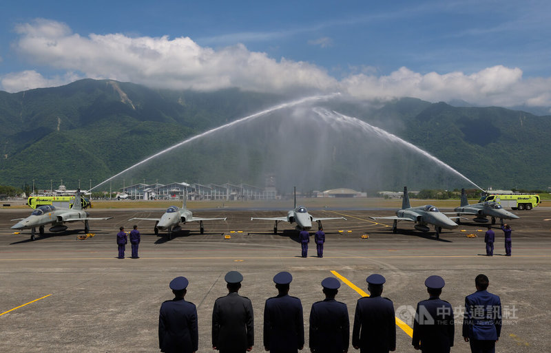 RF-5E型機除役典禮由3架RF-5E及2架F-5F組成5機編隊、衝場,落地後並安排水門禮致敬。中央社記者張新偉攝 114年7月4日