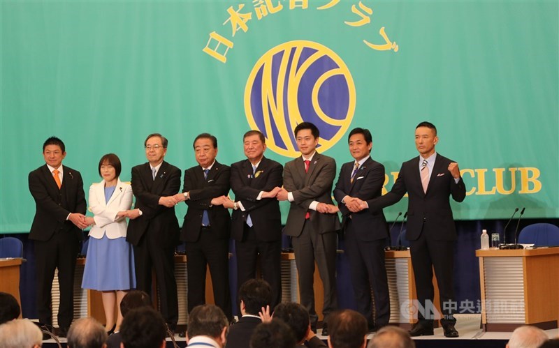 日本第27屆參議院選舉3日公告,20日投開票。圖為8大黨魁2日出席日本記者俱樂部主辦的黨魁辯論會。(中央社檔案照片)